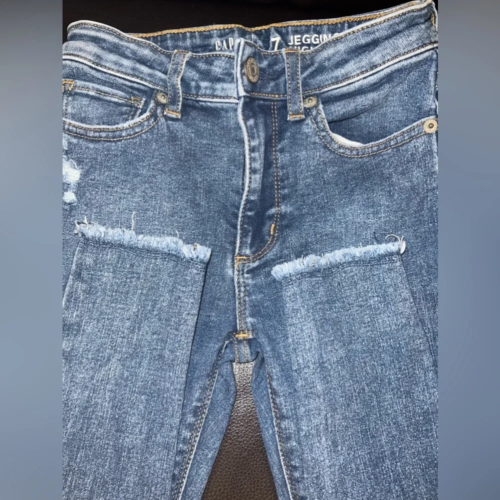 High-Rise Skinny Ankle Jeggings and blue cotton T with embroidered stars. - Picture 7 of 13